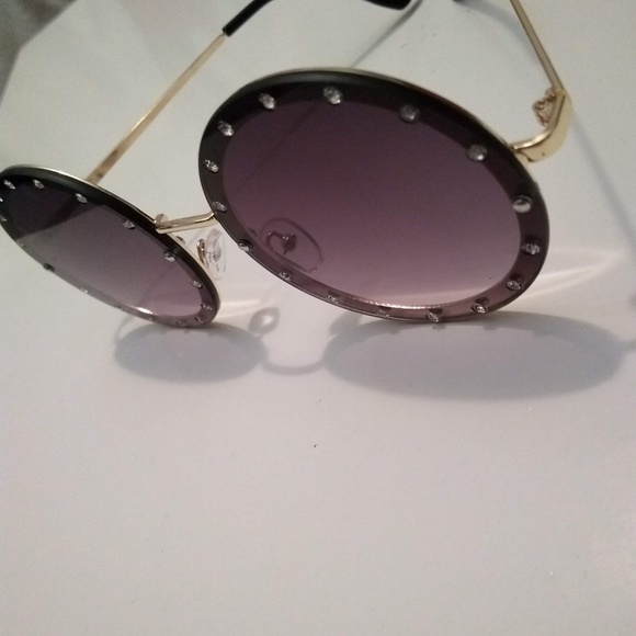 Round Black Oversize Crystal Gradient Sunglasses - Picture 3 of 4